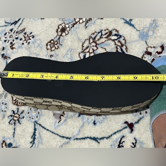 Gucci's signature GG canvas loafers with a platform sole & leather trim. - Picture 9 of 13
